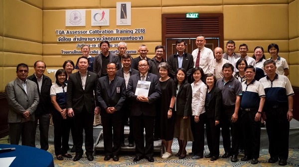 Calingo stands with leaders of evaluation teams for the Thailand Quality Award.